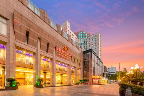 佛山佛山皇冠假日酒店-专享香港往返大巴站点的城市中一座大建筑