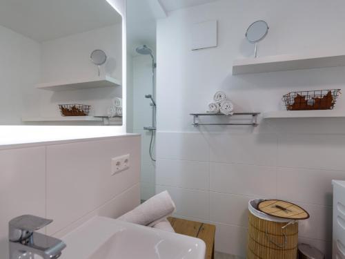蒂罗尔-基希贝格Eastside by Apartment Managers的白色的浴室设有水槽和镜子