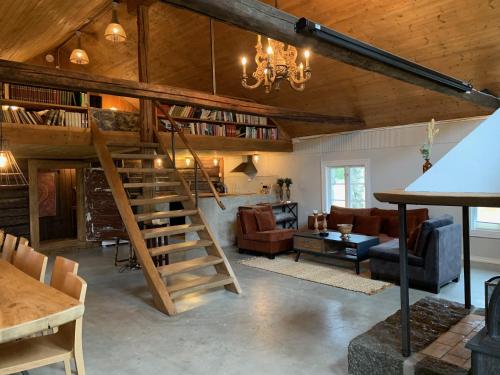 拉尔维克Morellgården的客厅位于房子内,设有螺旋楼梯