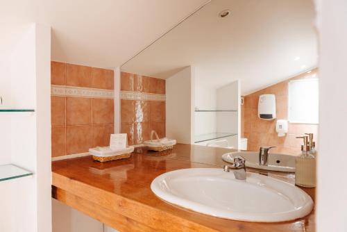 昂代Chambres Aguerria Hendaye的一间带水槽和大镜子的浴室