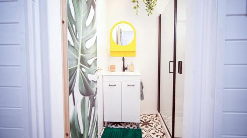 埃拉特דאוס האוס - דירות אירוח מודרניות ושקטות的一间带镜子和白色橱柜的浴室