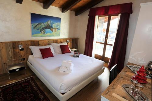 奥斯塔乐查拉邦酒店的卧室配有带红色枕头的大型白色床