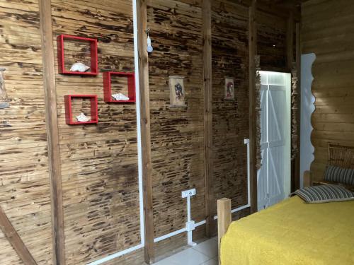 Le SouffleurYeux D'azur的一间卧室设有红色框架的木墙