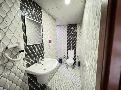 阿达纳DUVAHi OTEL KONAKLAMA的一间带水槽和卫生间的浴室