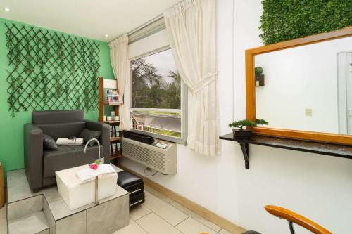 San Luis埃尔罗普埃托品质酒店的带沙发和窗户的客厅