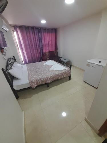 亚喀巴Farah Plaza Hostel &Hotel Apartments的一间小卧室,配有床和窗户