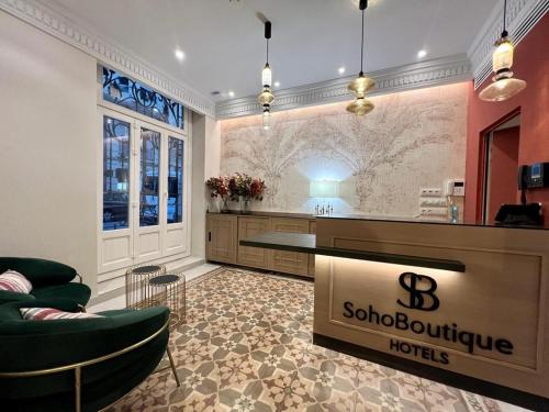 瓦伦西亚Soho Boutique Turia的酒店大堂设有酒吧、椅子和柜台