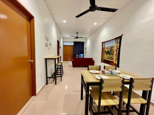 大山脚Cozy 255 Entire 3 Bedroom House At Alma Bukit Mertajam的一间带桌椅的用餐室