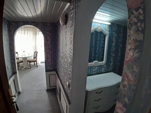 基希讷乌旅游酒店的更衣室配有镜子和梳妆台