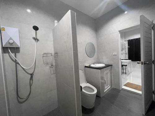 兰格普แหลมงอบเฮาส์ laemngob House的带淋浴、卫生间和盥洗盆的浴室