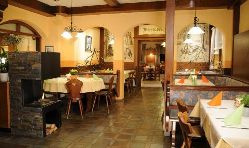 RinchnachGasthof Mühle – Natur- & Wanderhotel的餐厅内带桌椅的用餐室