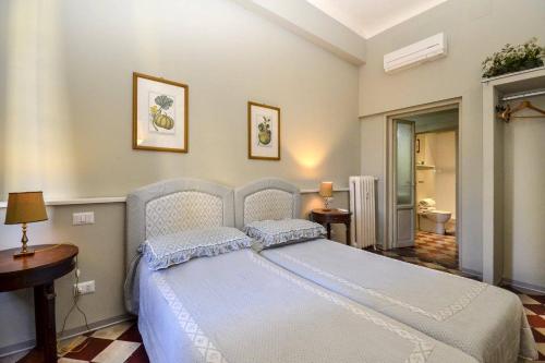 佛罗伦萨Palazzo Panzani的一间卧室,卧室内配有一张大床