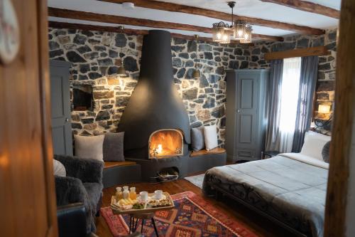 帕雷斯阿吉萨那4 Seasons Premium Chalet的一间石墙内带壁炉的卧室