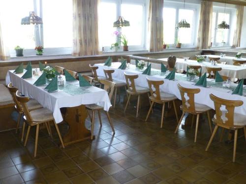 瓦尔德明兴Landgasthof "Altes Haus"的配有桌椅和绿色餐巾的房间