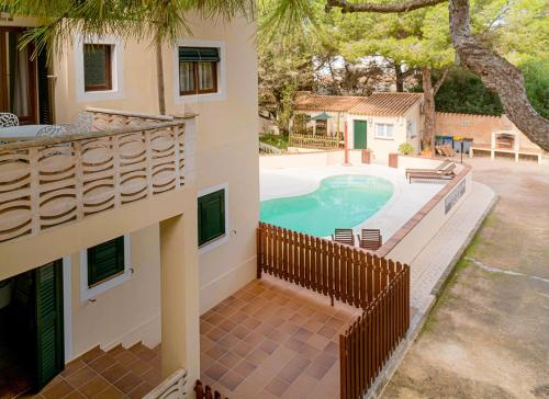 埃斯卡洛Apartamentos El Pino - Formentera Break的享有带游泳池的外部景致