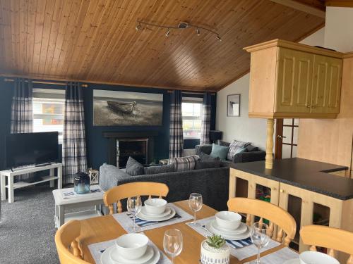 米勒姆Lake View Lodge的客厅配有桌子和沙发