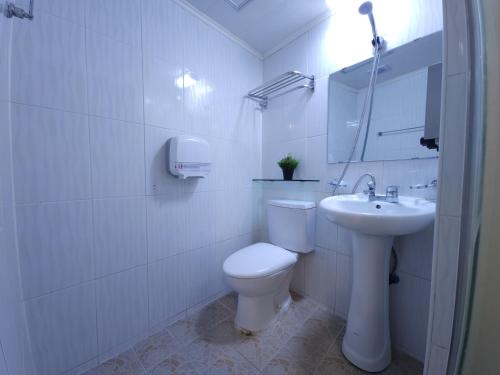 首尔OYO明洞旅館3的白色的浴室设有卫生间和水槽。