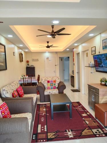瓦卡夫车叶MBI Homestay, Wakaf Che Yeh Kota Bharu的带沙发和吊扇的客厅