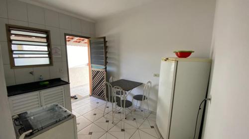 伊利亚孔普里达Apartamentos PraiaMar的带冰箱和桌子的厨房