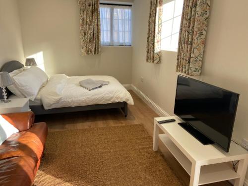 托斯特Potcote farm stables accommodation spots stable的客厅配有床和平面电视