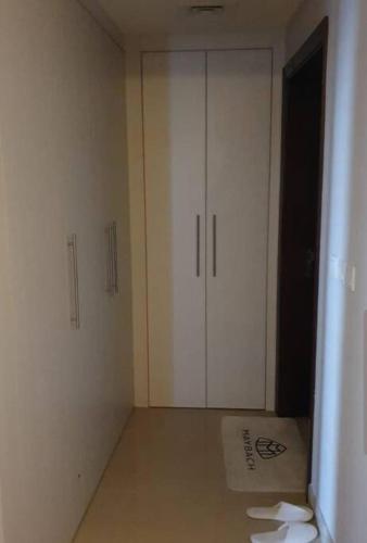 利雅德شقة خاصة برج رافال的一间设有白色橱柜的房间和地板上的盒子