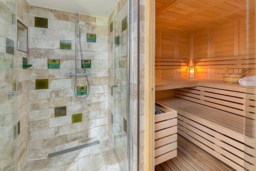 GoreljekChalet Trzinka - Triglav National Park的设有带步入式淋浴间和淋浴的桑拿浴室