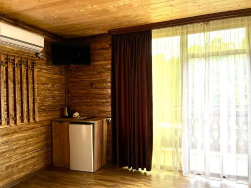 伊杰万DAN Resort的窗户客房内的小冰箱