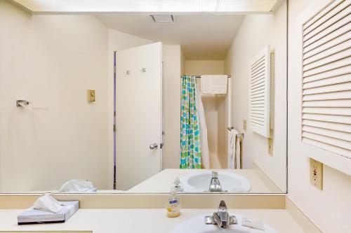 格伦阿伯Hawks Nest 58的白色的浴室设有水槽和镜子