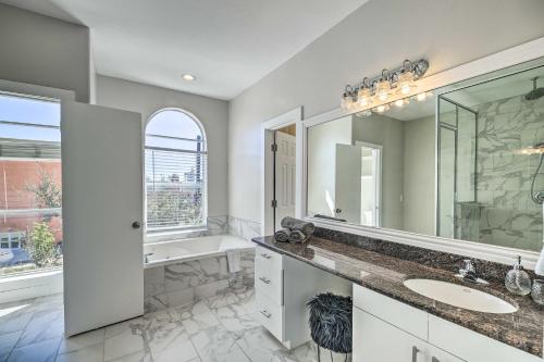 休斯顿Modern Houston Gem about Walk to Minute Maid Park的浴室配有2个盥洗盆、淋浴和浴缸。