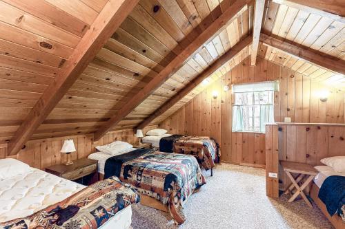 巴斯莱克Lancaster Cabin的阁楼间,房间内设有三张床