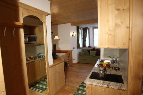 罗卡皮耶托雷苏尔伊娜夫公寓的一间带木制橱柜的厨房和一间客厅