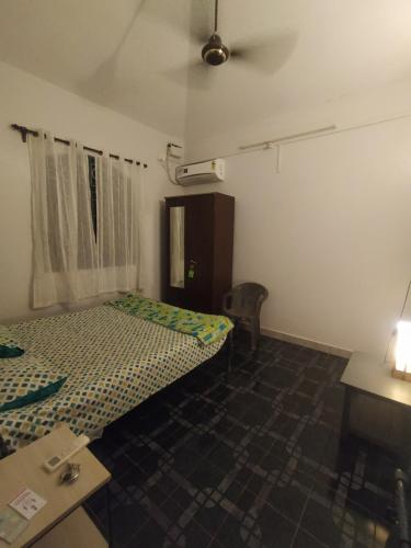 瓦加托Casamore的一间卧室设有一张床铺、一张桌子和天花板
