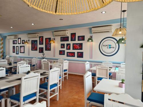 伊达尔戈州波萨里卡Hotel Punto Poza Rica的餐厅内带桌椅的用餐室