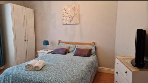 利物浦Spacious Double Room in Anfield的一间卧室配有一张带蓝色棉被的床