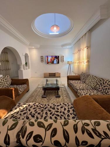 乌姆苏克Djerba Dar BAYA的客厅配有两张沙发和一张玻璃桌