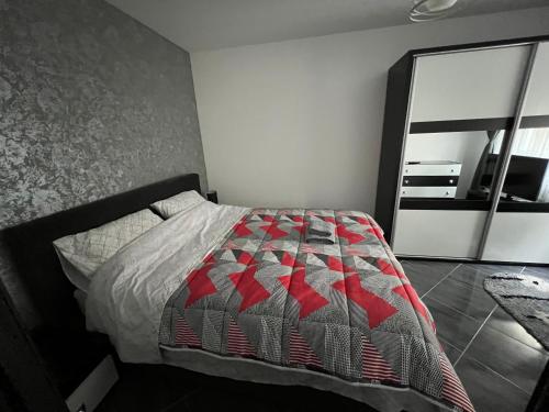 雅西Apartament spațios, zona centrală în Iași的一间卧室配有一张床和一面大镜子