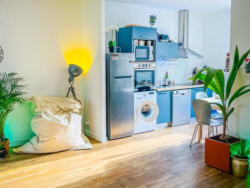 佩里格Caribbean Spirit的厨房配有洗衣机和洗衣机。