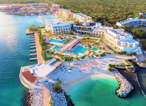 蓬塔卡纳TRS Cap Cana Waterfront & Marina Hotel - Adults Only - All Inclusive的享有度假村和海滩的空中景致