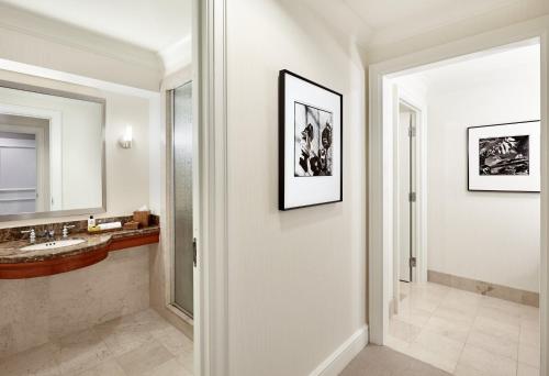 克利夫兰克里夫兰洲际套房酒店的一间带水槽和镜子的浴室