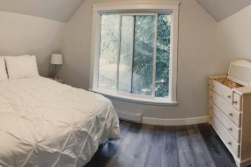科布尔山Rustic 1-Bedroom farm style loft with fire pit的一间卧室设有一张床和一个窗口
