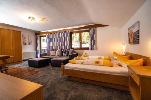 索尔登Haus Anton Sölden - Apartments & Zimmer的一间卧室设有一张床和一间客厅。