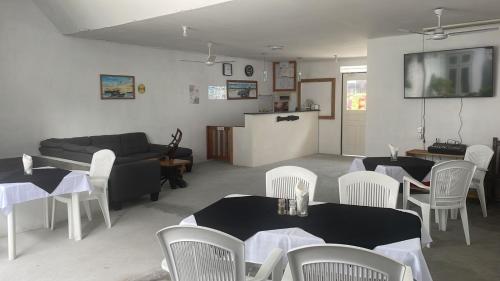 古雷德胡Coco Cottage Local Style的客厅配有桌椅和沙发