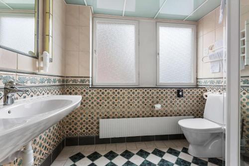 斯德哥尔摩康姆贝斯特韦斯特酒店的一间带水槽和卫生间的浴室以及窗户。