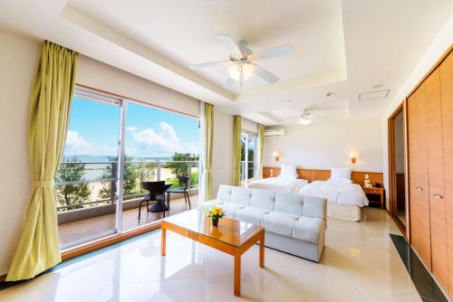 恩纳贝斯特韦斯特冲绳恩纳海滩度假村的一间卧室设有一张床和一个大窗户