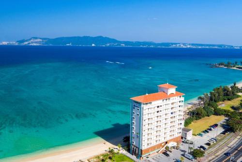 名户贝斯特韦斯特冲绳蔻琦酒店的海洋旁建筑物的空中景观