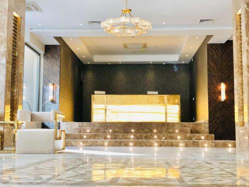 拉合尔Best Western Premier Hotel Gulberg Lahore的带有吊灯的酒店大堂