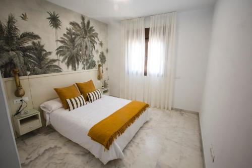 博尔穆霍斯Alijar Lux Bormujos的白色卧室配有一张黄色毯子床
