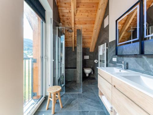 穆劳附近圣洛伦岑Mountain Chalet Alpinchique的一间带水槽和卫生间的浴室以及窗户。