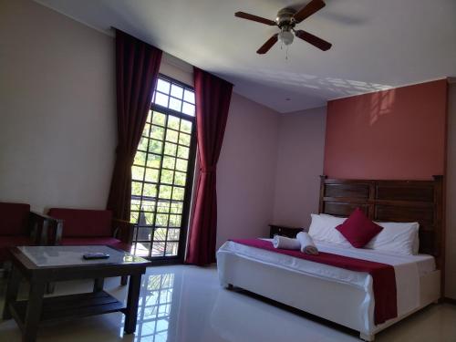 波尔多·格尼拉Answer hotel的一间卧室配有一张床、一张桌子和一个窗户。