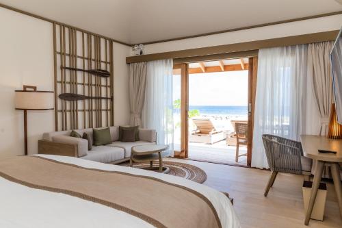 北马累环礁Kagi Maldives Resort & Spa的一间卧室设有一张床和一间客厅。
